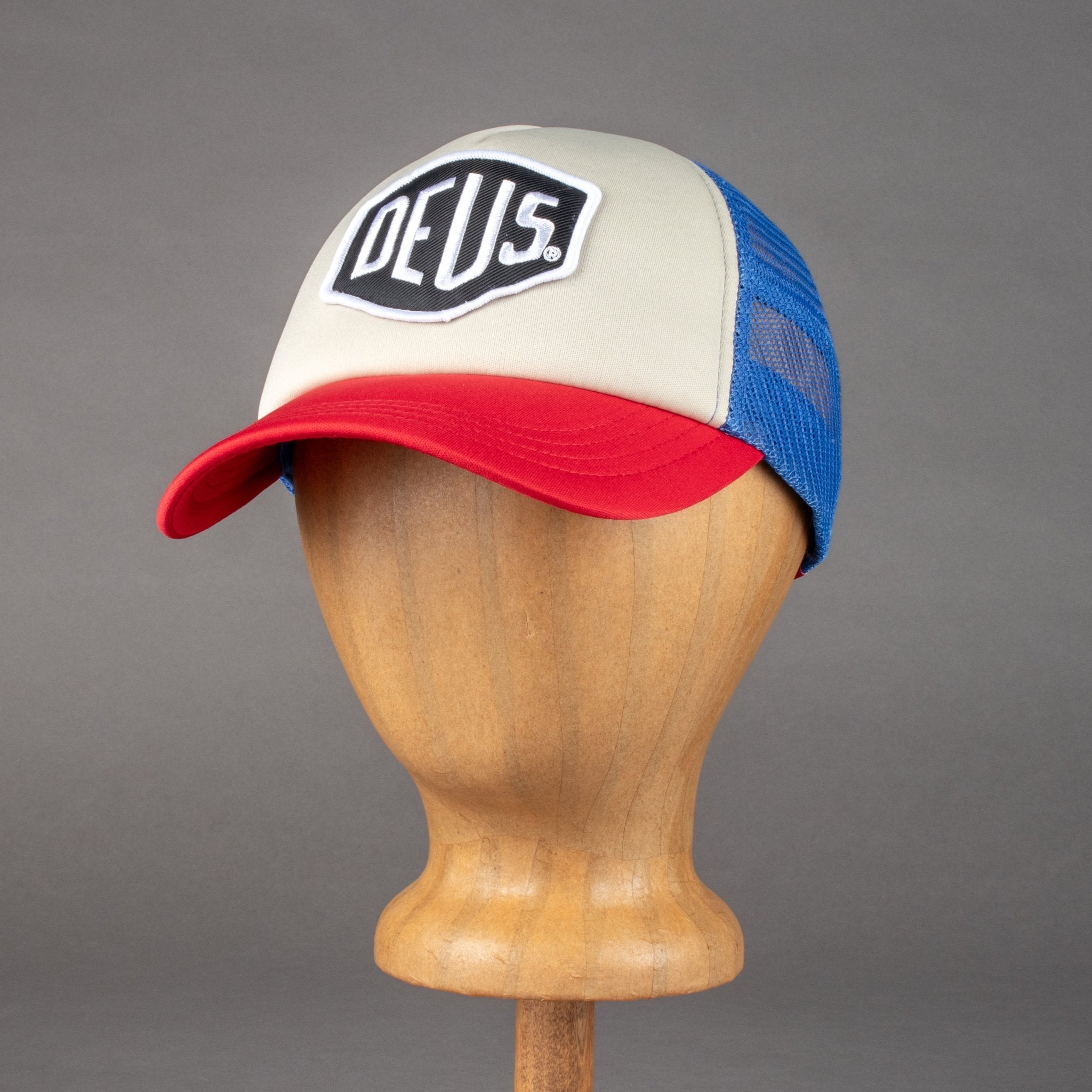 Deus Ex MachinaBaylands Trucker Rot Weiss BlauMützeBritish Parts Luzern