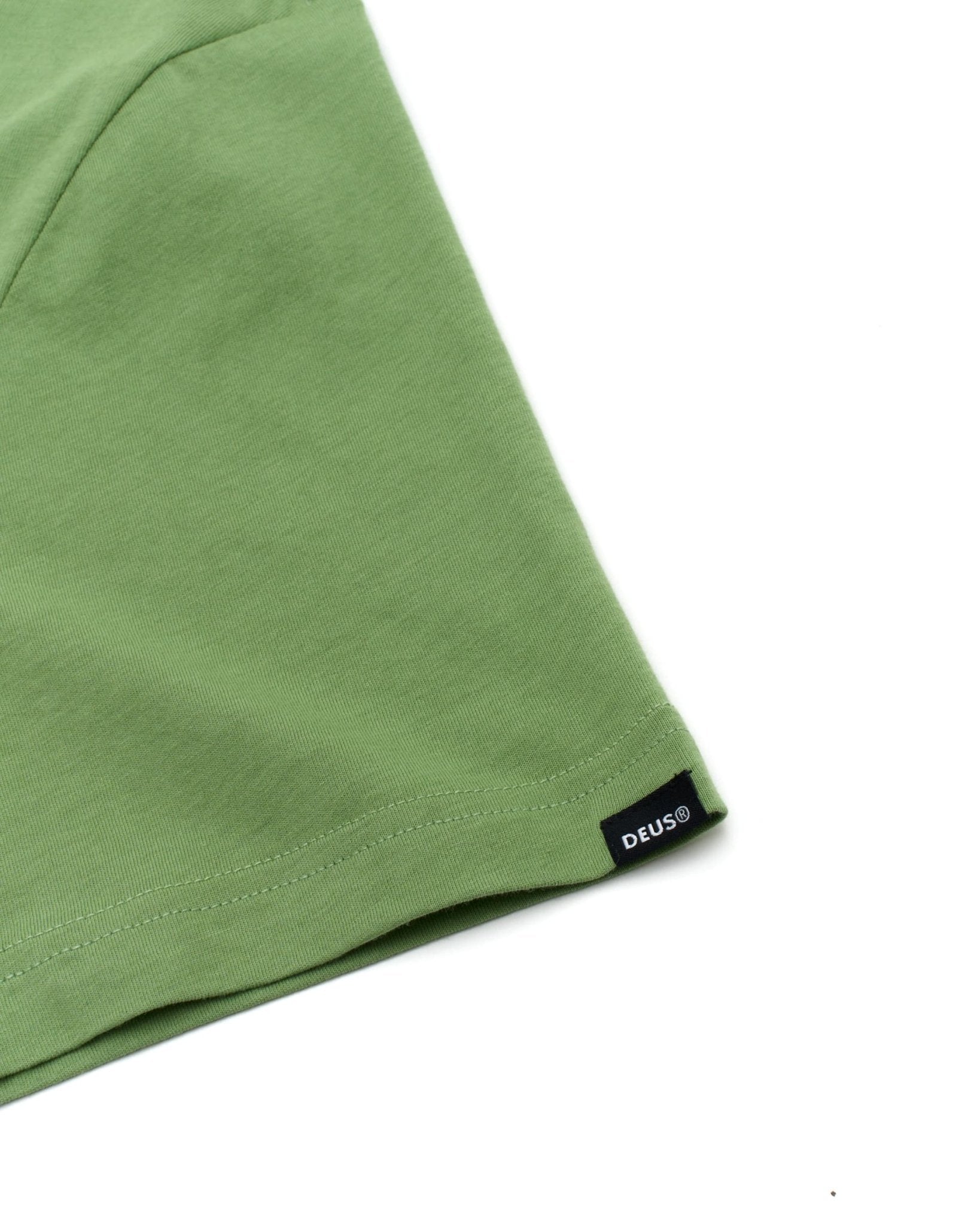 Deus Ex MachinaDrop Down T-Shirt grünT-ShirtBritish Parts Luzern