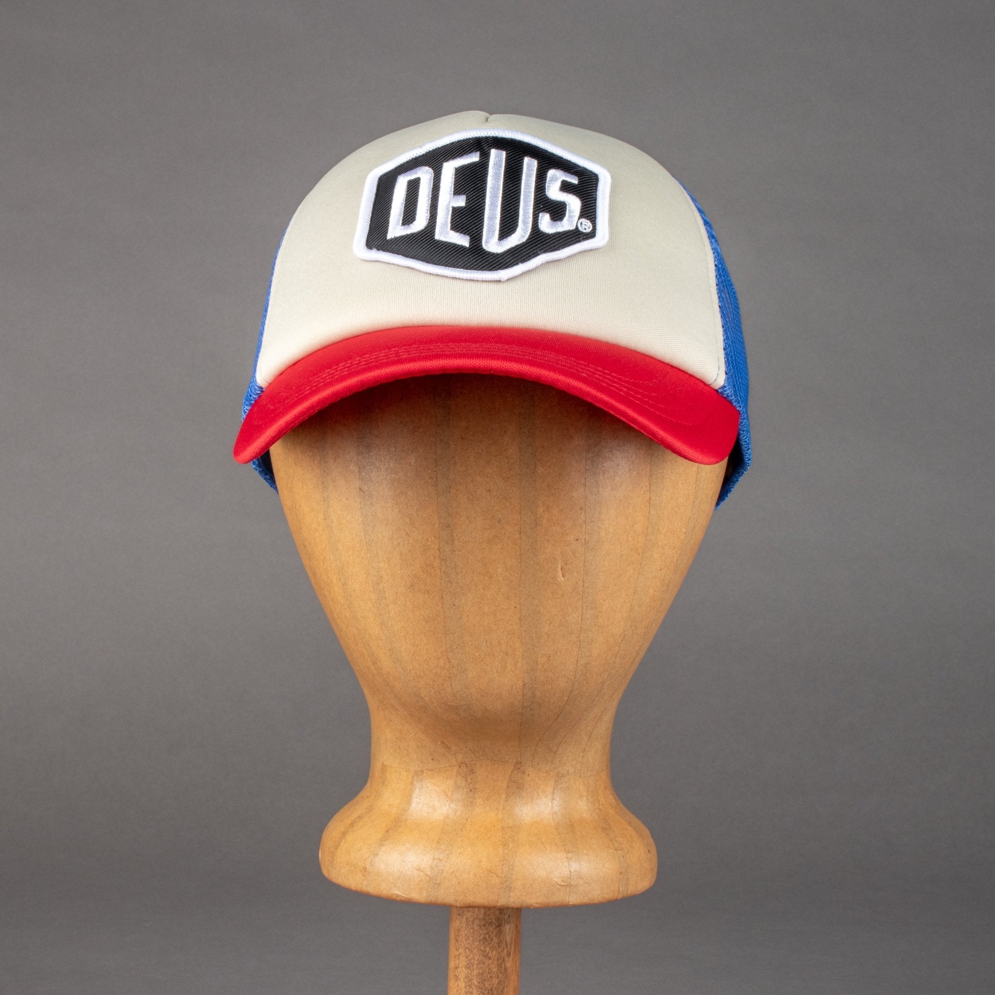 Deus Ex MachinaBaylands Trucker Rot Weiss BlauMützeBritish Parts Luzern