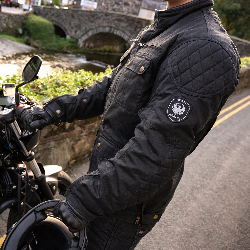 MerlinYoxall II Wax Cotton Motorradjacke in schwarzMotorradjackeBritish Parts Luzern