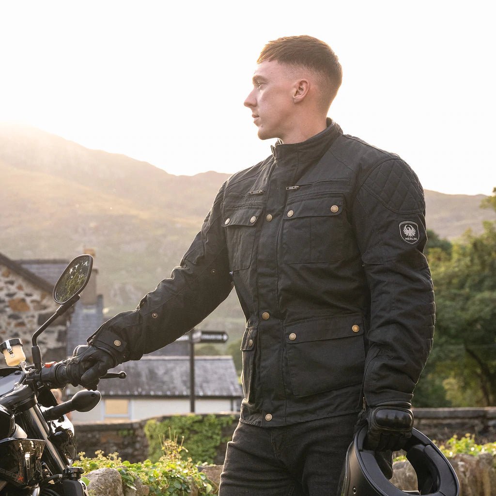 MerlinYoxall II Wax Cotton Motorradjacke in schwarzMotorradjackeBritish Parts Luzern