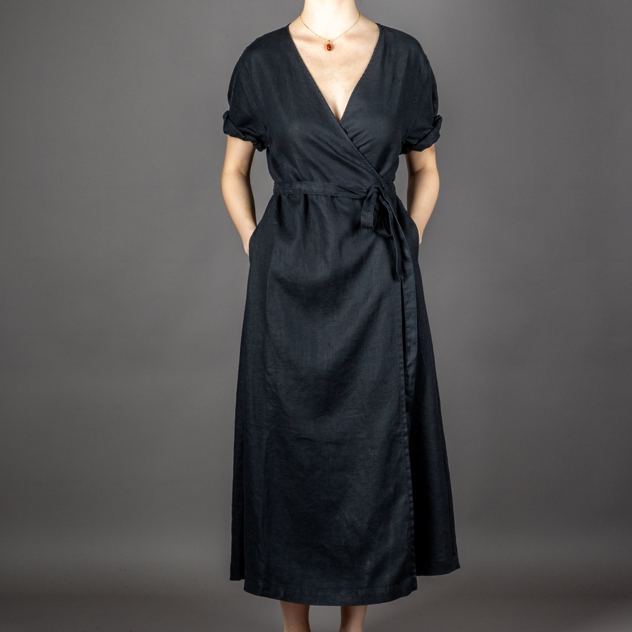 Merz b. SchwanenWickelkleid, Bio - Leinen Deep BlackKleidBritish Parts Luzern